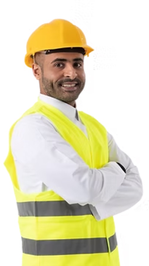 مهندس يرتدي خوذة ورشة وسترة أمان يقف مبتسماً