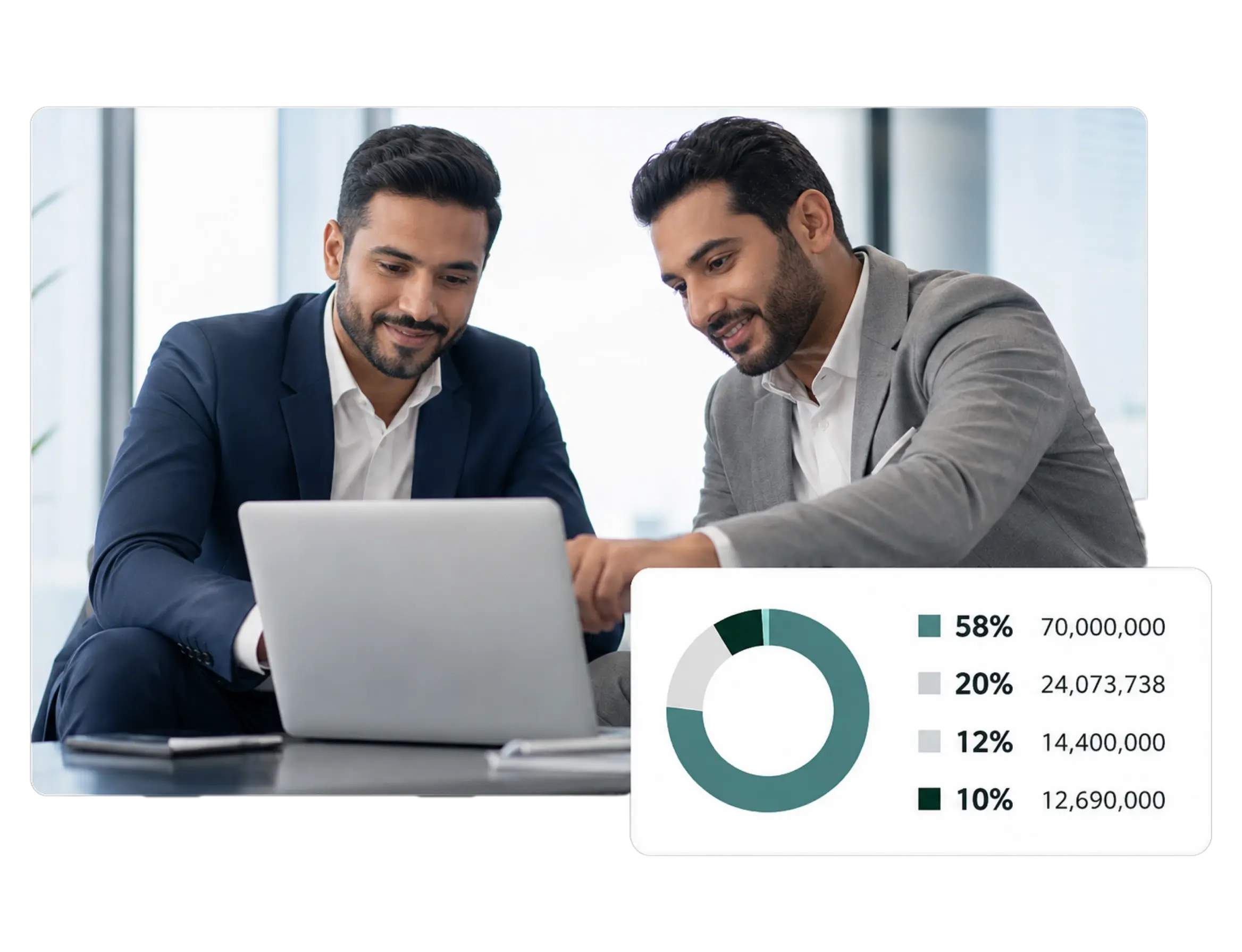 رجلان يطّلعان على تحليلات مالية على حاسوب محمول